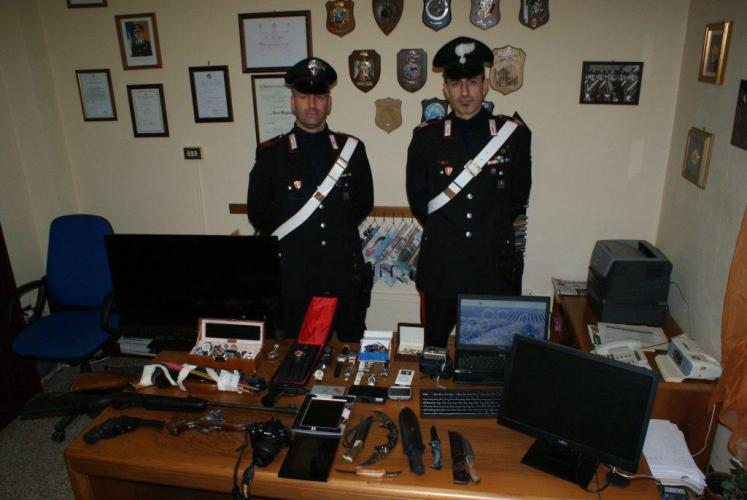 Topi d’alloggio si spianano la fuga con un revolver: arrestati dai carabinieri per tentato omicidio