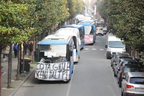 Tagli al trasporto pubblico locale: corriere di nuovo in piazza