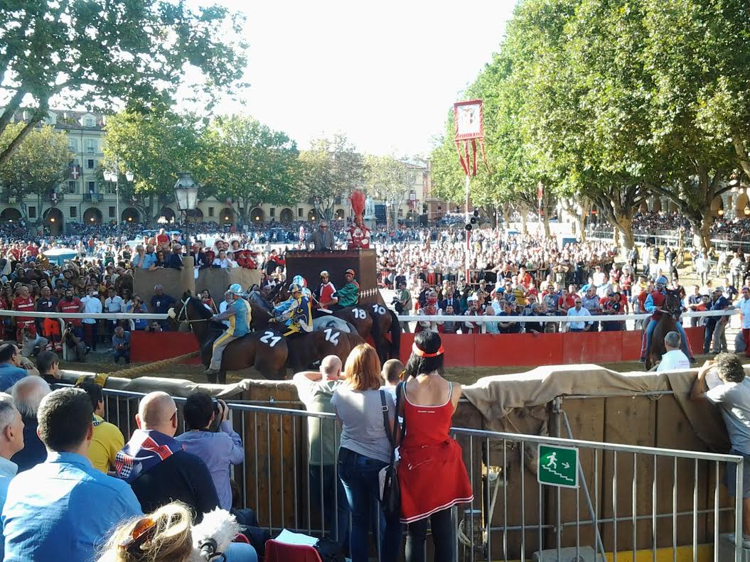 Palio di Asti. La seconda batteria va alla Cattedrale