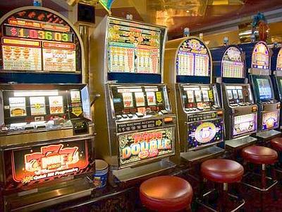 Tecnico di slot machine rapinato da due banditi armati