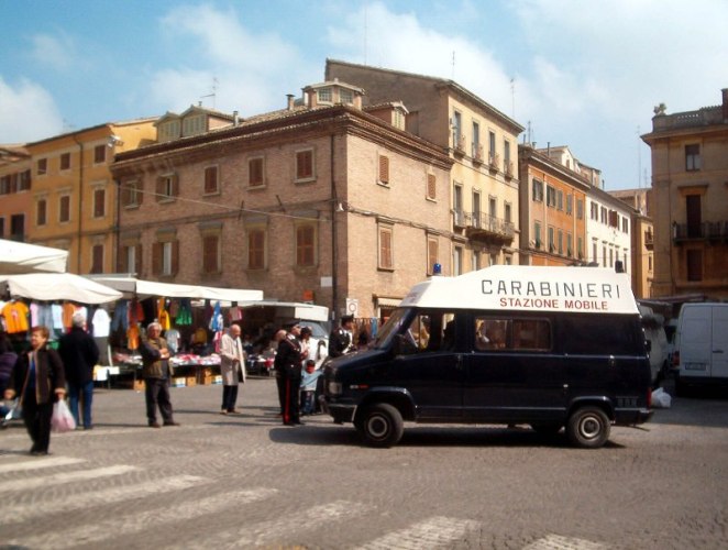 Controlli al mercato dei carabinieri di Alba: fioccano le multe e le denunce