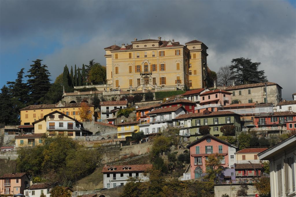 Canelli al centro di una tappa del “Giro Rosa”