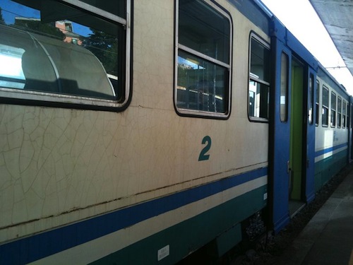 Con l’auto sfonda le sbarre del passaggio a livello