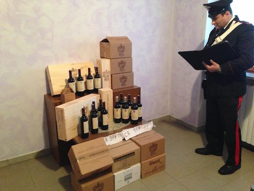 Ruba vino per rifornire la sua cantina: denunciato dai carabinieri