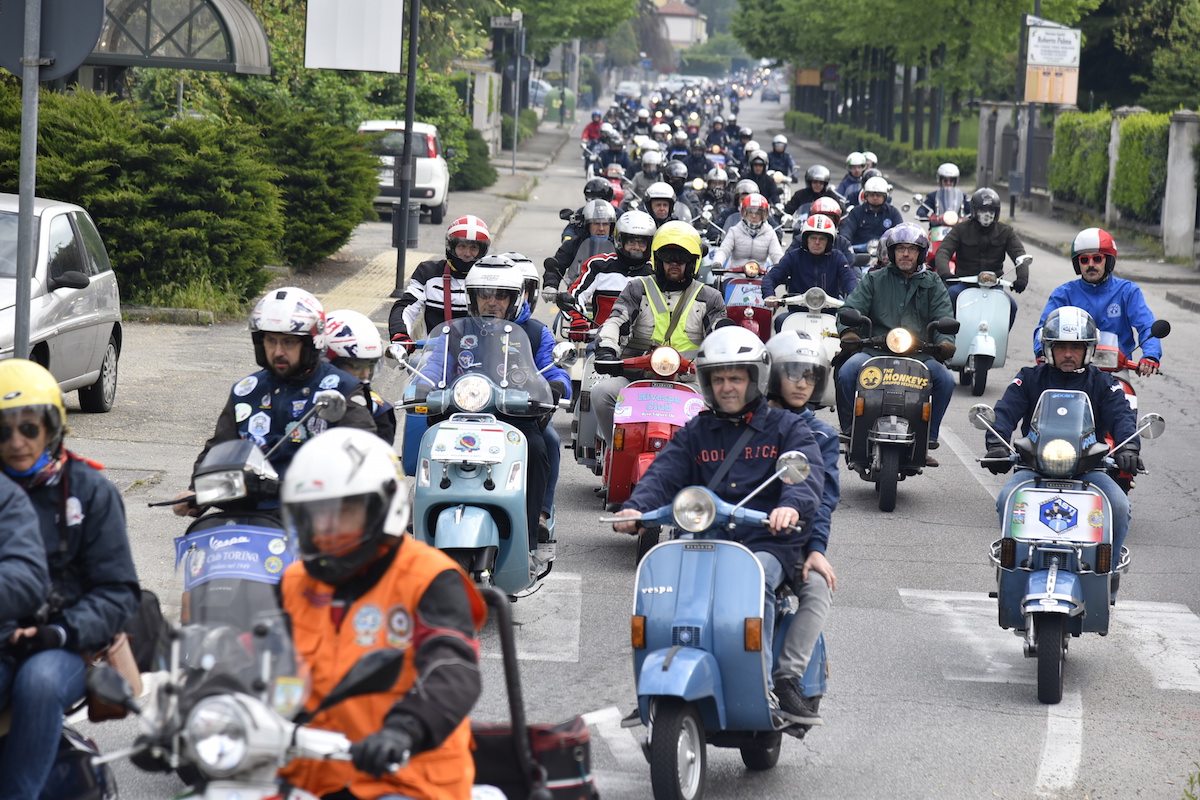 Raduno record per le vespe a Pasquetta: la fotogallery