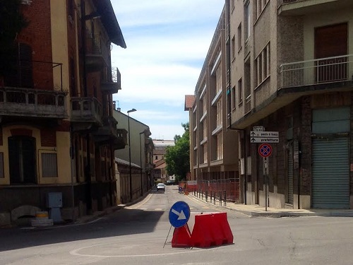 Nuovi marciapiedi e rotonda in via Arò