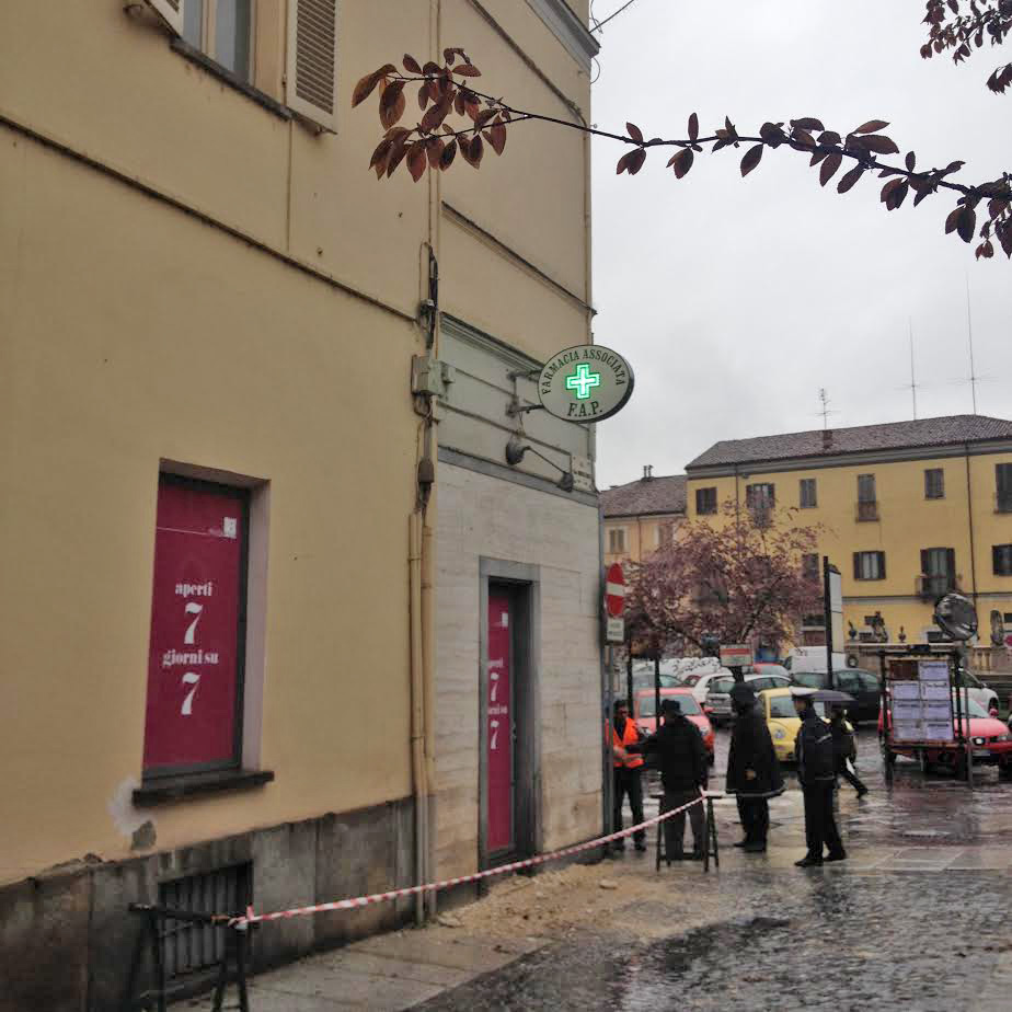 Cornicione crolla in via Monsignor Rossi