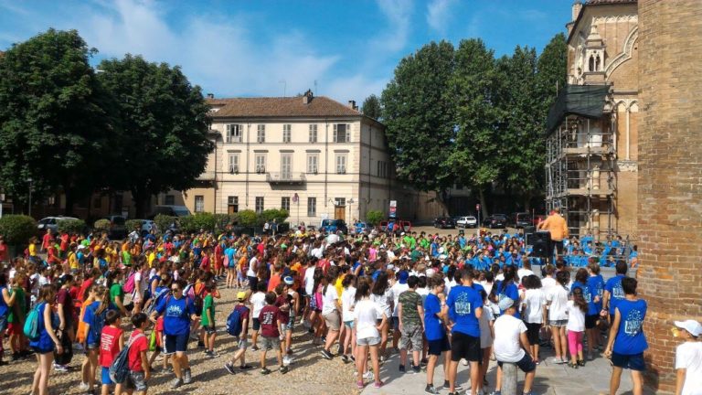 Oratori in piazza per celebrare i 50 di ordinazione del vescovo Ravinale