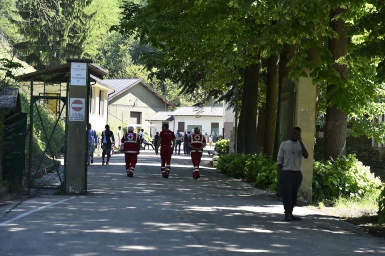 Una fiaccolata per dire “no” al centro di accoglienza di Castello di Annone