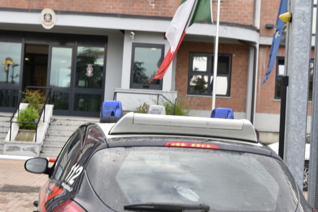 Asti, accoltellamento di via Cirio: i carabinieri arrestano padre e figlio