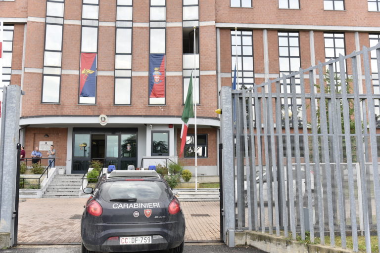 Asti, i carabinieri denunciano due persone e multano un negozio etnico di corso Matteotti