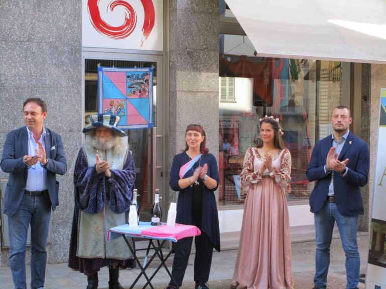 Inaugurate le vetrine rosa-azzurre a Santa Maria Nuova