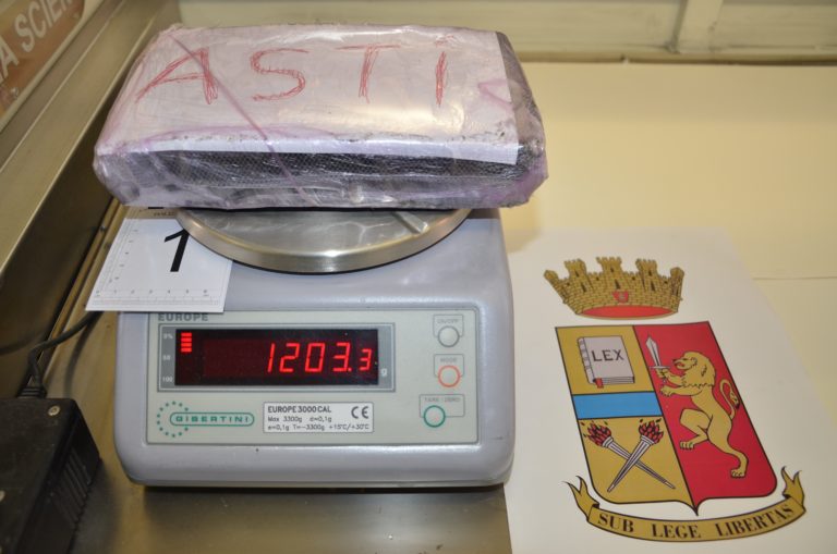 Cocaina nel cruscotto dell’auto: due arresti