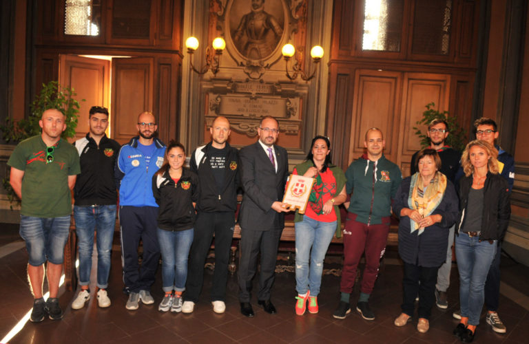 Sbandieratori e musici del Borgo San Pietro con gli Alfieri di Costigliole d’Asti e il Gruppo di Terre Sabaude di Alba in Cina