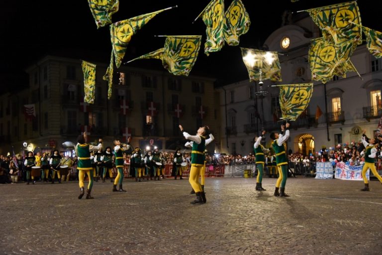 Tutto pronto per il Paliotto, la sfida fra sbandieratori sabato in piazza San Secondo