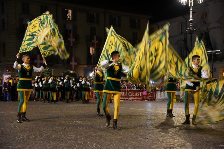 Tutto pronto per il Paliotto che torna in piazza Alfieri