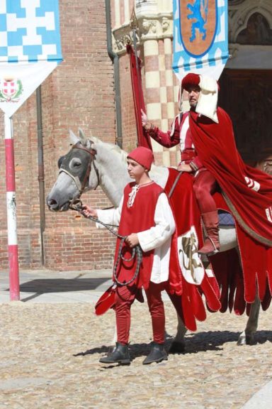 Un viaggio nel Medioevo con la sfilata di Rioni, Borghi e Comuni