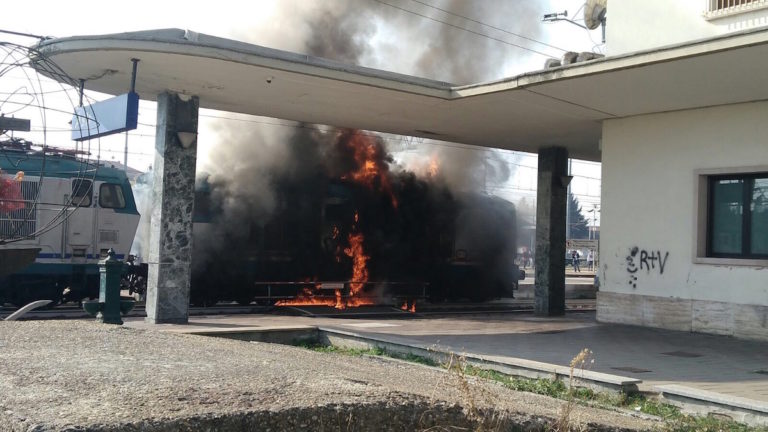 A fuoco un locomotore alla stazione di Asti