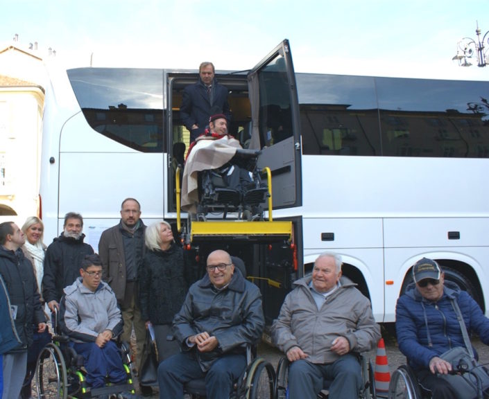 Un nuovo autobus per disabili entra nella flotta del noleggio Asp