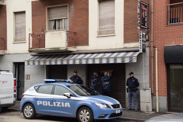 Petardi illegali nel bar. Il questore lo chiude per 15 giorni