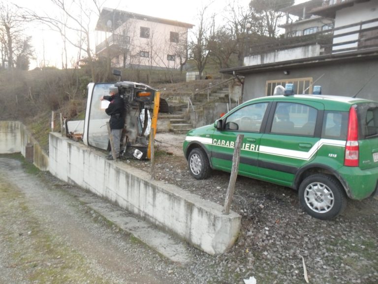 Aveva un’autodemolizione abusica nel garage di casa a Montabone