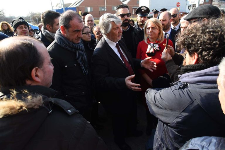 Il ministro del Lavoro incontra gli operai dell’Embraco di Dusino San Michele