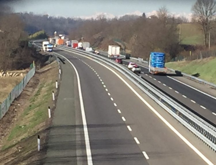 Tamponamento sull’A21. Camion di bombole va contro un tir e prende fuoco