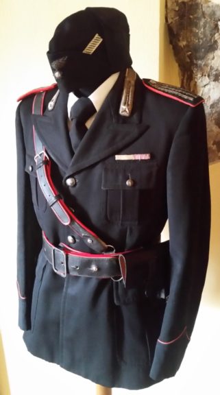 Divisa dei carabinieri in vendita in un negozio on line: denunciati il titolare e il proprietario
