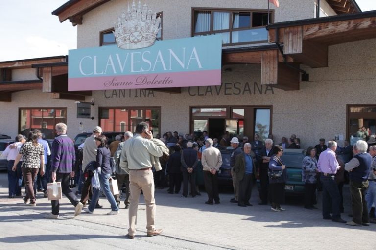 Un brindisi con il “vino nuovo” accoglie la primavera alla Cantina di Clavesana