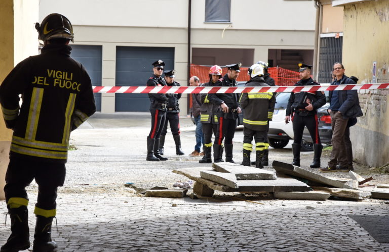 Donna morta nel crollo di un balcone