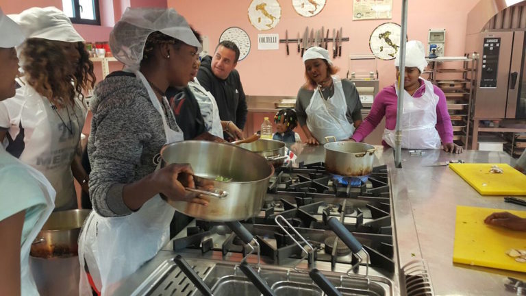 Una scuola di cucina per richiedenti asilo