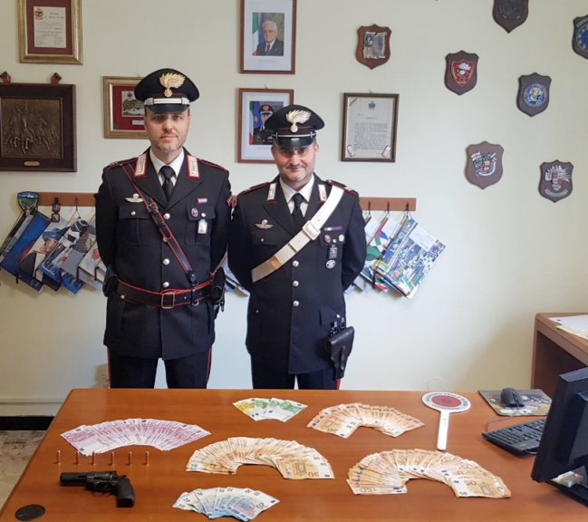 Ha una pistola nascosta sotto il sedile della Porsche: arrestato dai carabinieri di Montiglio