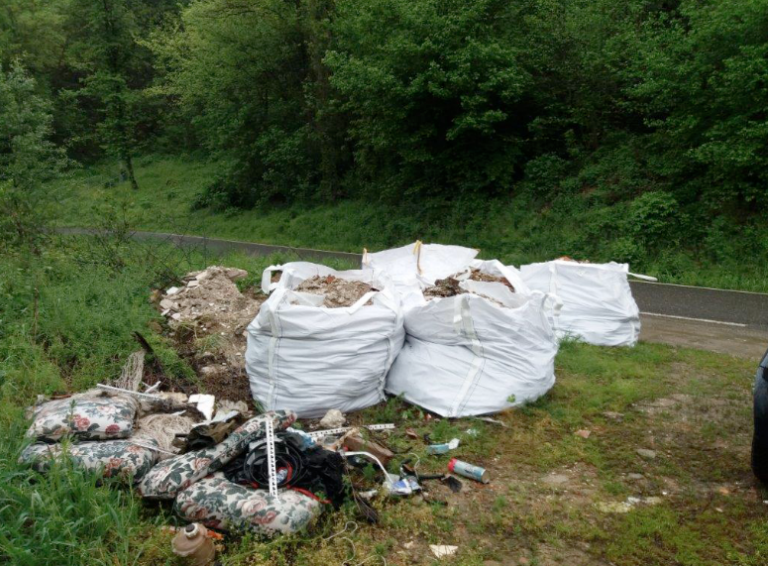 I forestali scoprono discarica abusiva nelle campagne di Incisa Scapaccino