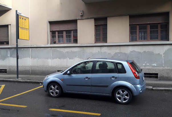 Asti: foto e multe alle auto in sosta sugli stalli del bus