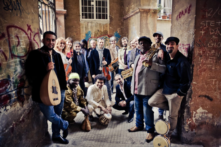 “L’isola di legno”, concerto dell’Orchestra di Piazza Vittorio, apre AstiTeatro 40