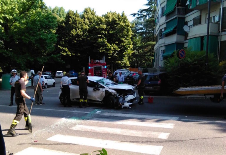 Auto si ribalta in via Buozzi