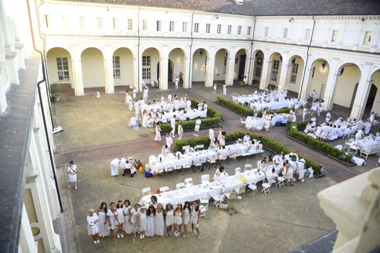 Ad Asti la cena in bianco: gli scatti dal cortile del Michelerio