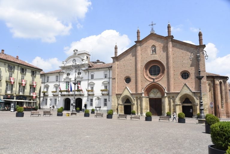 Asti, 36 associazioni si prendono cura delle panchine del centro