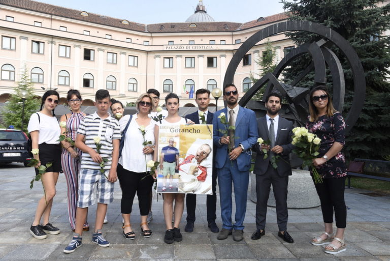 Sit-in davanti al tribunale per chiedere giustizia