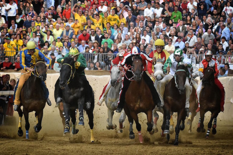 Il 4° Reggimento Carabinieri a Cavallo al Palio di Asti