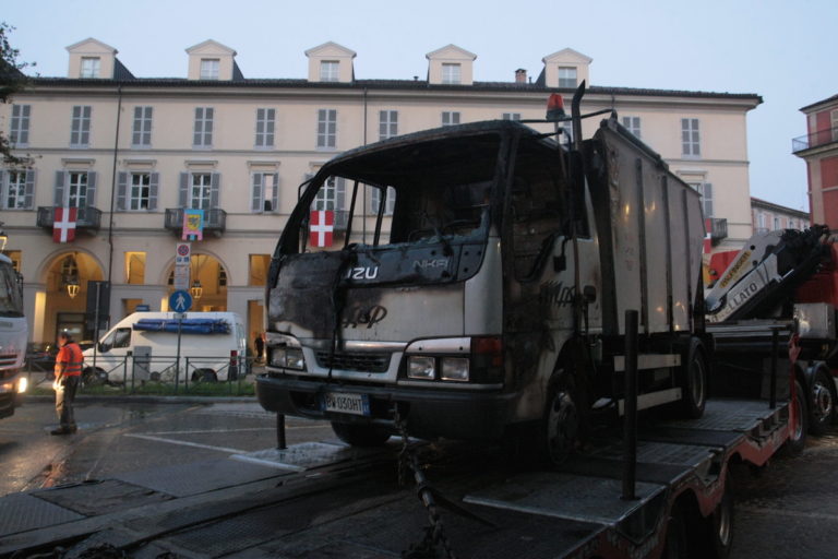 Asti, a fuoco un mezzo Asp in piazza Alfieri