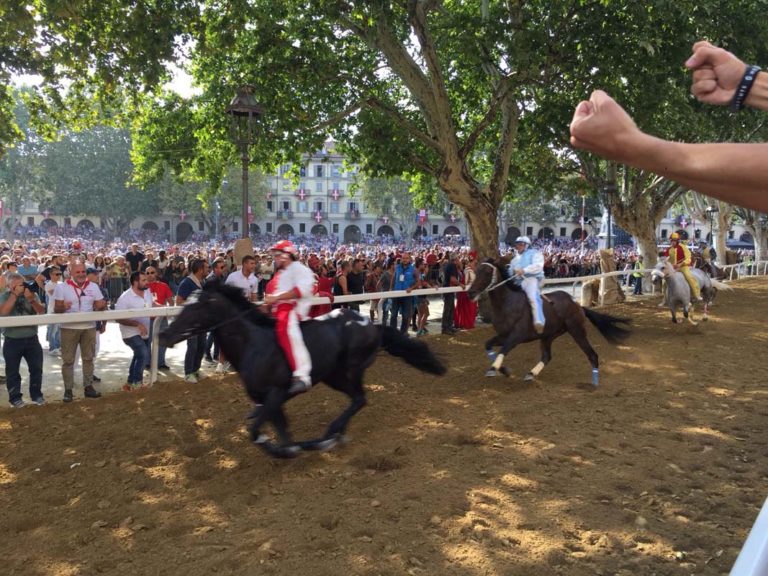 Palio di Asti. San Secondo vince la prima batteria