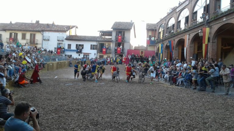 Cena moedievale e Palio degli asini: il momento più atteso a Cocconato è arrivato