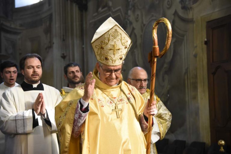 Asti, il vescovo Ravinale saluta i fedeli: la fotogallery