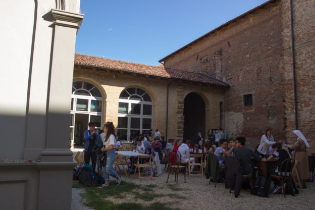 Aperitivo missionario per salutare quattro ragazzi pronti a partire per il Brasile