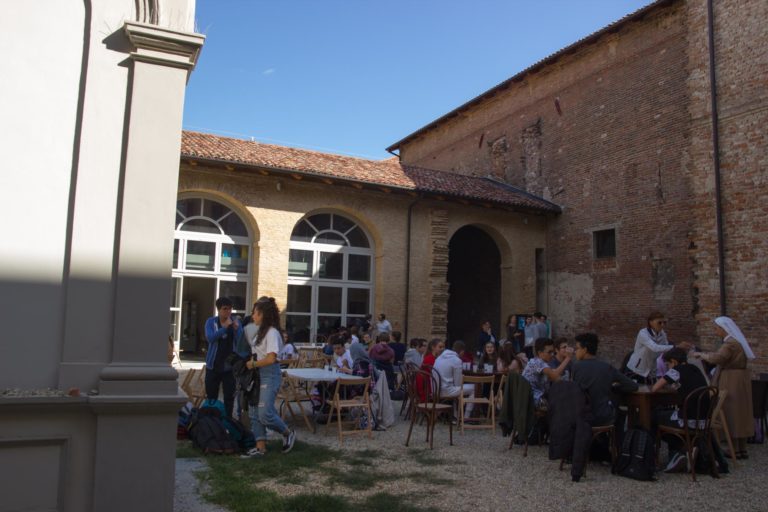 Aperitivo missionario per salutare quattro ragazzi pronti a partire per il Brasile