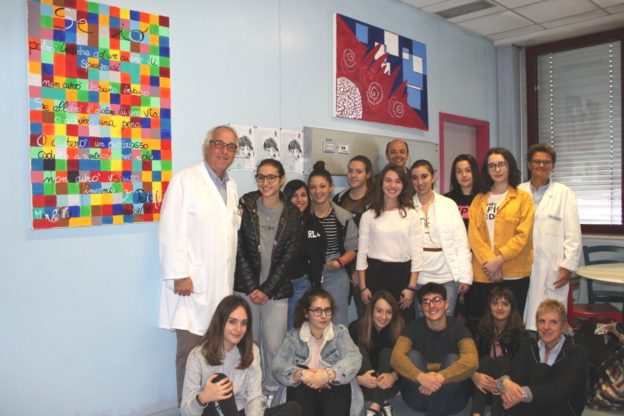 Gli studenti del Monti donano due tele alla Stanza delle fragilità del Massaia