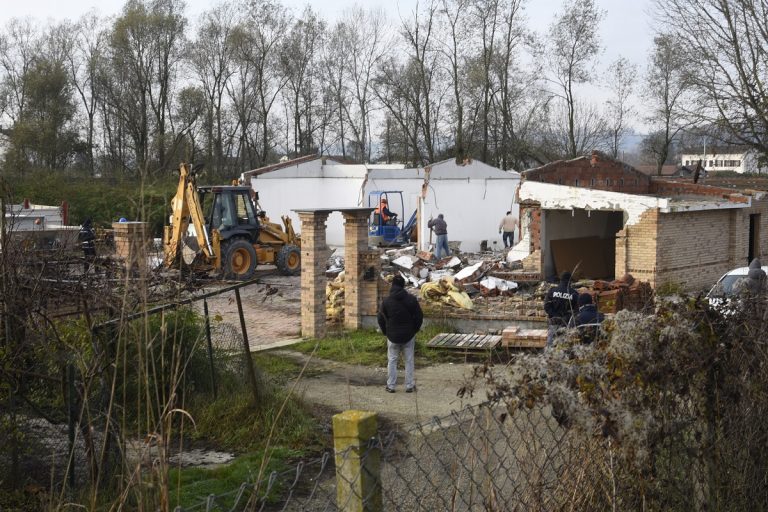 Villetta abusiva in via Cuneo. In corso le operazioni di demolizione