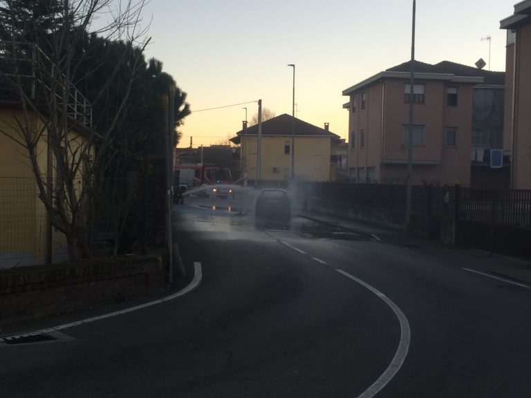 Auto in fiamme in via Tagliamento