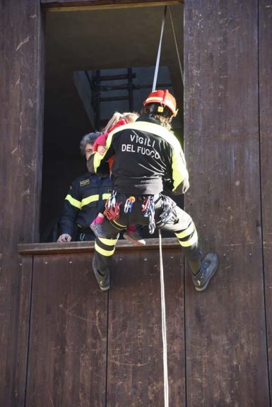 Piccoli vigili del fuoco crescono a Pompieropoli: la fotogallery